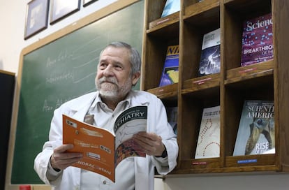 Francisco Mora em seu escritório na Faculdade de Medicina da Universidade Complutense.