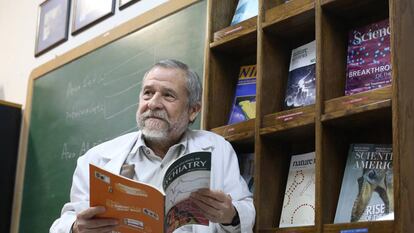 Francisco Mora em seu escritório na Faculdade de Medicina da Universidade Complutense.