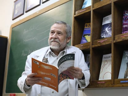 Francisco Mora em seu escritório na Faculdade de Medicina da Universidade Complutense.