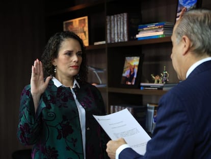 María Constanza García Alicastro juramenta al entrar a trabajar al Ministerio de Transporte en agosto de 2022.