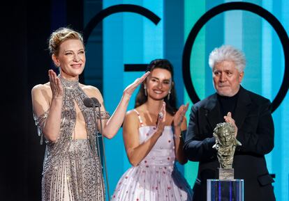 La actriz australiana Cate Blanchett (izquierda) recibe el Goya Internacional de manos de la actriz Penélope Cruz y del director Pedro Almodóvar, durante la gala de la 36.ª edición de los Premios Goya celebrada en Palau de les Arts de Valencia el 12 de febrero.  