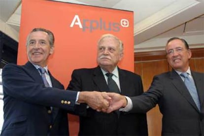 Miguel Blesa, Ricard Fornesa y Antonio Basagoiti (de izquierda a derecha), tras el acuerdo firmado sobre Applus.