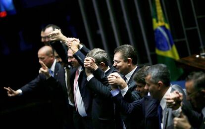 Fin de la sesión del Senado brasileño que dio luz verde al juicio político contra Dilma Rousseff, que será suspendida de la Presidencia durante 180 días y sustituida de forma interina por Michel Temer.
