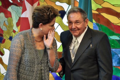 La presidenta brasileña, Dilma Rousseff, con Raúl Castro en el Palacio de la Revolución de La Habana.
