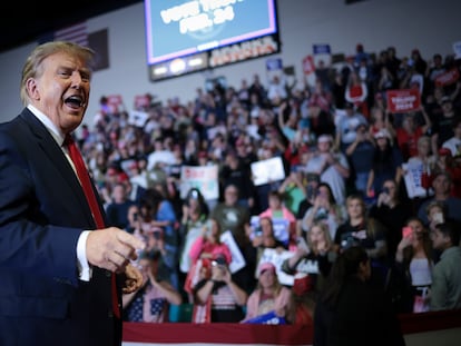 El entonces candidato Donald Trump, en un mitin en Carolina del Sur el 10 de febrero de 2024, critica a la OTAN por la falta de equidad en las contribuciones de los países miembros.