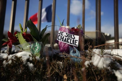 Flores junto a la valla de la Embajada de Francia con la bandera a media asta en Washington.