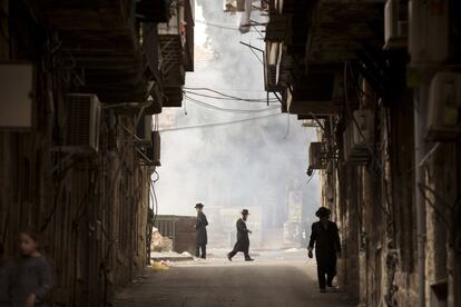 Smoke fills the air as ultra-Orthodox Jews burn leavened items in final preparation for the Passover holiday in Jerusalem, Monday, April 10, 2017. Jews are forbidden to eat leavened foodstuffs during the Passover holiday that celebrates the biblical story of the Israelites' escape from slavery and exodus from Egypt. (AP Photo/Oded Balilty)