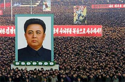 Manifestación en apoyo del líder norcoreano, Kim Jong-il, ayer en Pyongyang.