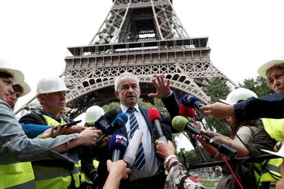 Bernard Gaudillere, presidente de la Sociedad de Explotación de la Torre Eiffel, atendiendo a los medios fremte a la Torre Eiffel en París.