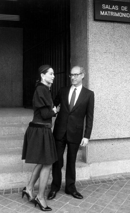Isabel Preysler y Miguel Boyer, presidente del Banco Exterior de España, salen de las Salas de Matrimonio de los juzgados de la calle de Pradillo de Madrid tras su boda civil, en enero de 1988.