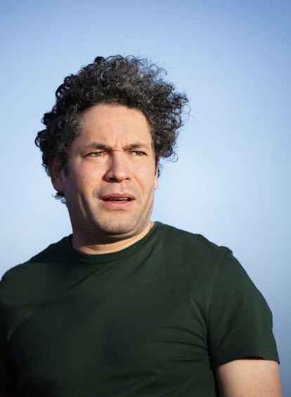 Gustavo Dudamel, en la playa de la Tejita, en Tenerife.