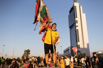 "Acabo de hablar con @gabrielboric y lo he felicitado por su gran triunfo. Desde hoy es el Presidente electo de Chile y merece todo nuestro respeto y colaboración constructiva. Chile siempre está primero", dijo el candidato de la ultraderecha Kast en su cuenta de Twitter.