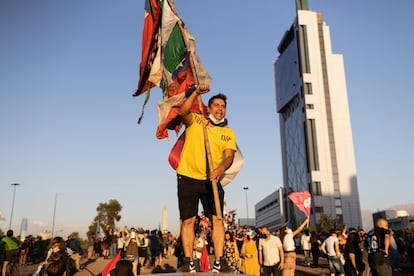  "Acabo de hablar con @gabrielboric y lo he felicitado por su gran triunfo. Desde hoy es el Presidente electo de Chile y merece todo nuestro respeto y colaboración constructiva. Chile siempre está primero", dijo el candidato de la ultraderecha Kast en su cuenta de Twitter.