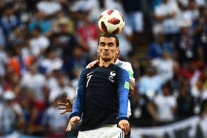 Antoine Griezmann tenta controlar uma bola de cabeça durante um jogo das oitavas de final entre a seleção francesa e Argentina, em 30 de junho de 2018.