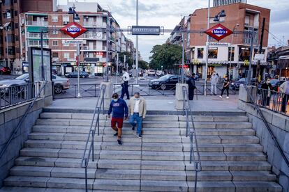 Varias personas cogen el metro en Carabanchel, este jueves.