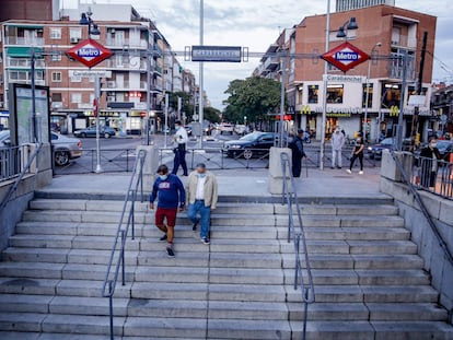 Varias personas cogen el metro en Carabanchel, este jueves.