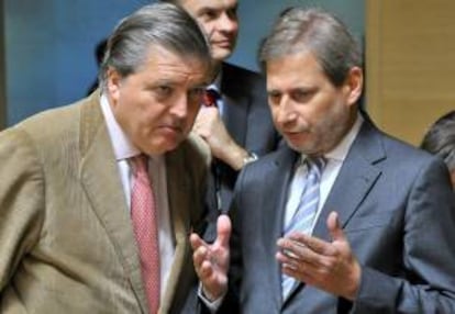 El secretario de Estado español para la Unión Europea (UE), Iñigo Méndez de Vigo (i), y el comisario europeo de Política Regional, Johannes Hahn. EFE/Archivo