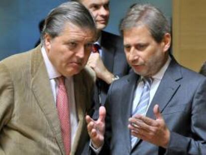 El secretario de Estado español para la Unión Europea (UE), Iñigo Méndez de Vigo (i), y el comisario europeo de Política Regional, Johannes Hahn. EFE/Archivo