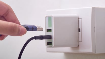 Artículo de EL PAÍS Escaparate que describe el uso del cargador de carga rápida Anker con tres puertos USB