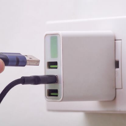Artículo de EL PAÍS Escaparate que describe el uso del cargador de carga rápida Anker con tres puertos USB