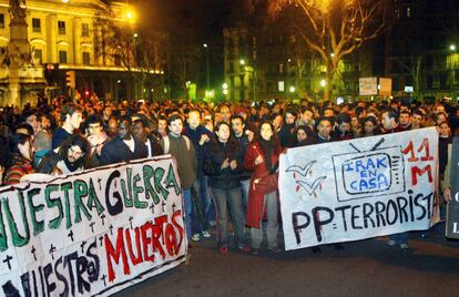 Frente a la sede del Partido Popular de Barcelona también surgió una concentración espontánea en la que los asistentes llevaron pancartas que relacionaban los atentados con la participación de España en la Guerra de Irak.