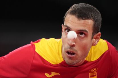 El español Álvaro Robles sirve durante el partido de primera ronda de individuales masculinos de tenis de mesa contra el argentino Gaston Alto. El onubense, que participa en Japón en sus primeros Juegos se impuso por 4-1 y aunque cedió el primer juego resolvió el partido después de 44 minutos (8-11, 11-4, 14-12, 11-2 y 11-7).