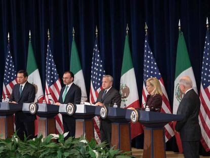 Los mandatarios estadounidenses y mexicanos en la comparecencia de jueves en Washington.