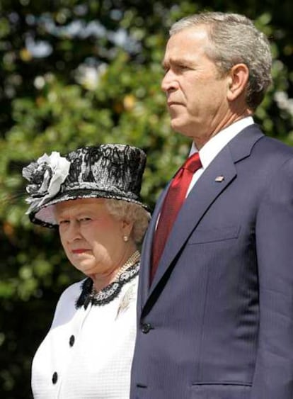 La reina Isabel II y el presidente de EE UU, George W. Bush, escuchan los himnos de sus países frente a la Casa Blanca.