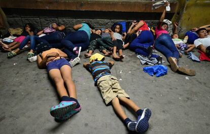 Familias duermen en las calles de San Pedro Sula esperando para viajar dirección EE UU.