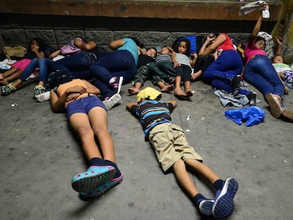 Familias duermen en las calles de San Pedro Sula esperando para viajar dirección EE UU.