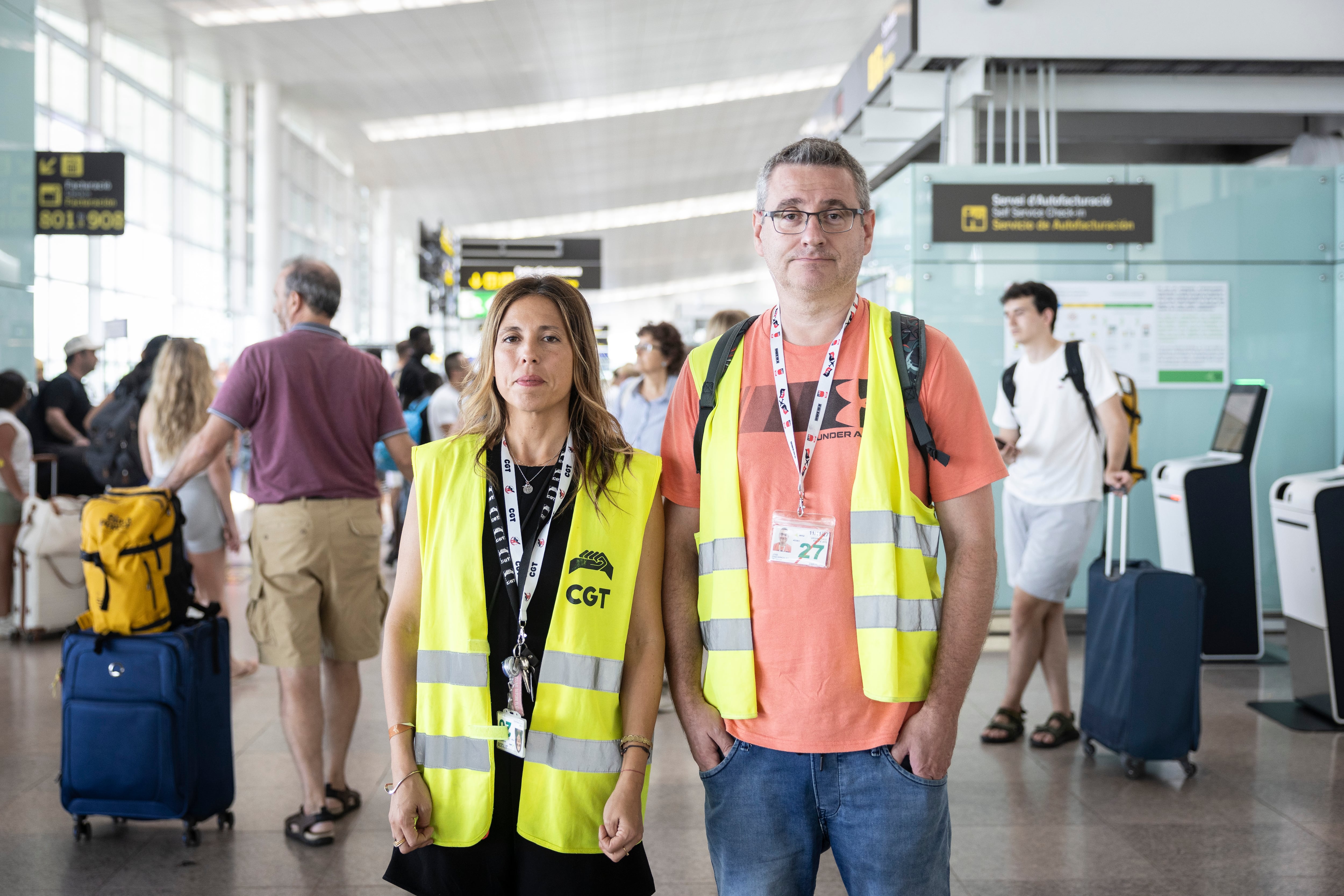 En la imagen Esther García, portavoz de la CGT y José Díaz Gonzàlez, miembro del comité de huelga,  en la Terminal 1 del aeropuerto de El Prat de Barcelona.