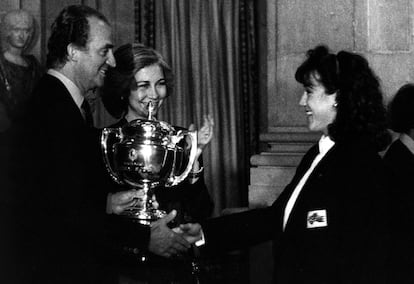 Los reyes Juan Carlos y Sofía hacen entrega a Blanca Fernández Ochoa del Premio Nacional del Deporte, en 1983.