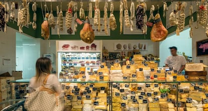 Mostrador de quesos en el establecimiento de Eataly en Nueva York. 