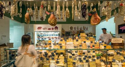 Mostrador de quesos en el establecimiento de Eataly en Nueva York.