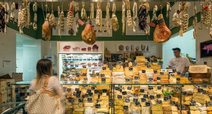 Mostrador de quesos en el establecimiento de Eataly en Nueva York. 