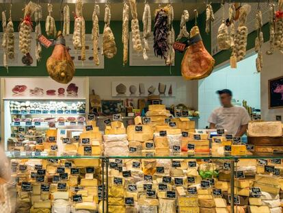 Mostrador de quesos en el establecimiento de Eataly en Nueva York. 