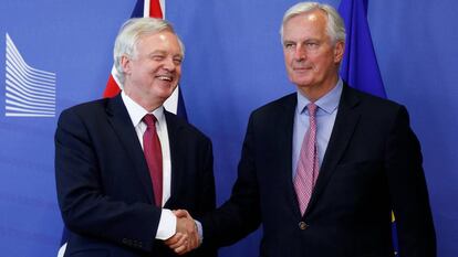 Davis, negociador británico (izquierda), y Barnier, su homólogo de la UE (derecha).