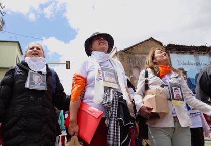 Mujeres buscadoras de desaparecidos marchan en Pasto, Colombia.