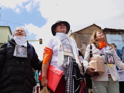 Mujeres buscadoras de desaparecidos marchan en Pasto, Colombia.