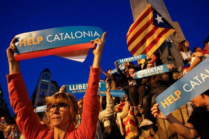 Mulher segura cartaz em que se pode ler "Ajuda à Catalunha", durante a concentração em apoio a Jordi Sànchez e Jordi Cuixart, em Barcelona.