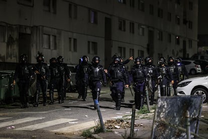 Despliegue policial en el barrio de Zambujal, en Amadora (Portugal), durante los disturbios causados tras la muerte de un vecino tiroteado por la policía.