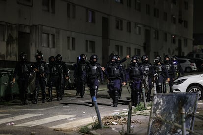 Despliegue policial en el barrio de Zambujal, en Amadora (Portugal), durante los disturbios causados tras la muerte de un vecino tiroteado por la policía. 
