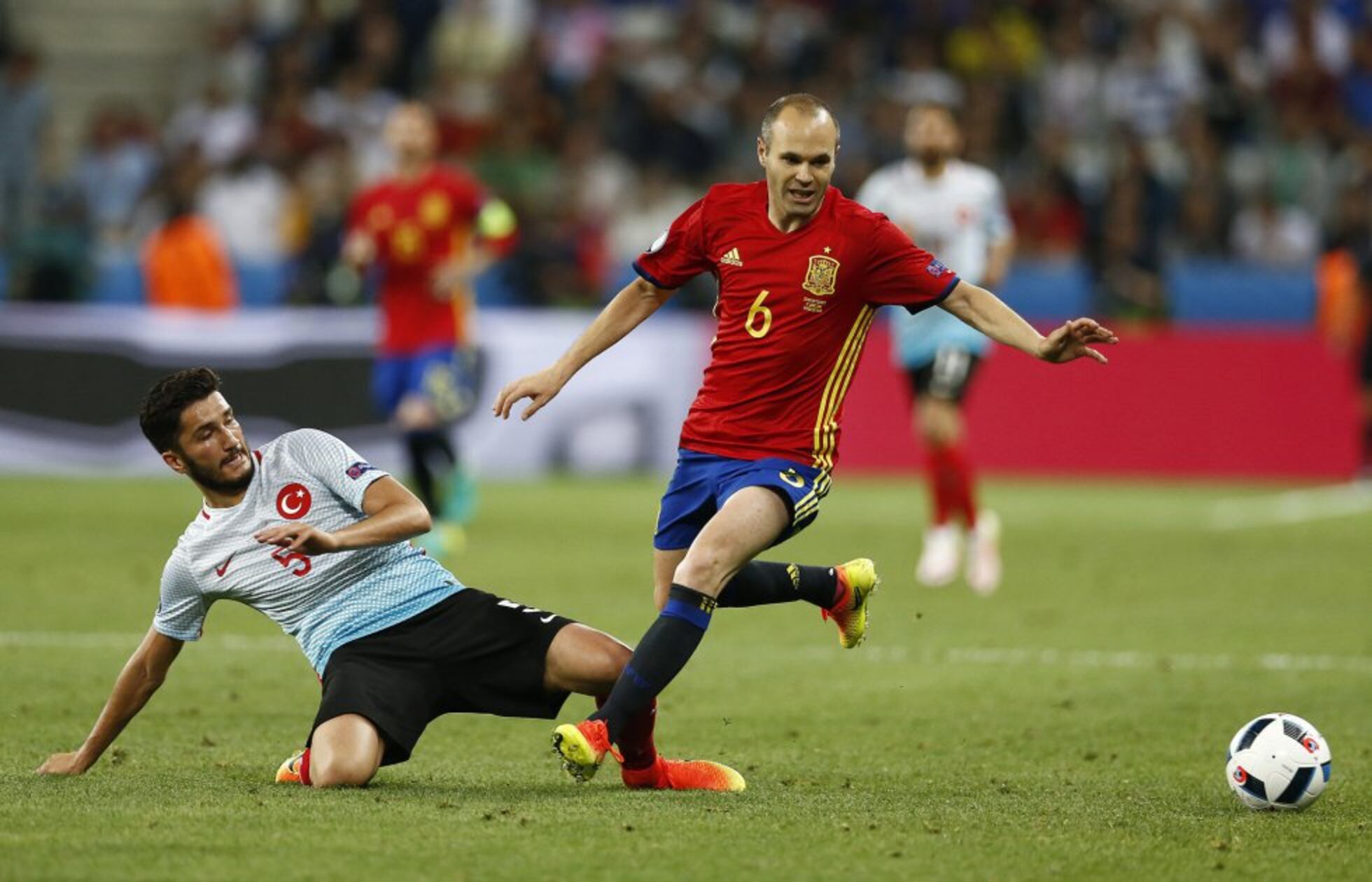 Iniesta Rodeado Eurocopa 2016 Las caras de Iniesta: Las caras de Iniesta | Fotos ...