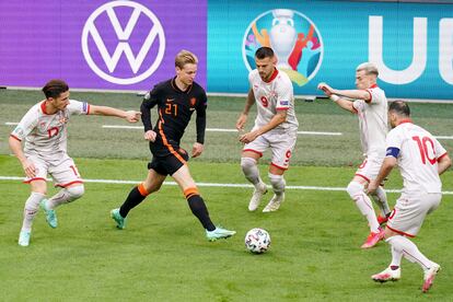 Frenkie de Jong rodeado de jugadores de Macedonia del Norte, durante la Eurocopa.