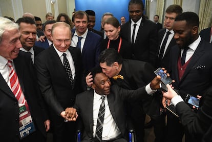Otra leyenda del fútbol, el argentino Diego Armando Maradona, besa al brasileño en presencia del presidente ruso, Vladímir Putin, durante la celebración del sorteo de la fase final del Mundial de Rusia 2018 en Moscú.
