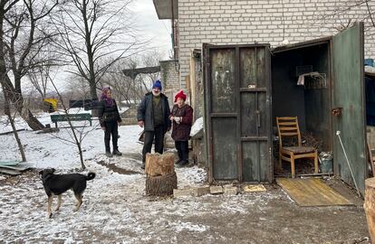 Alexander Guzenko, Valentina Mironovna y su vecina Lubov Vladimirovna, a las puertas del sótano que utilizan como refugio y vivienda, en Siversk. / M. R. S.