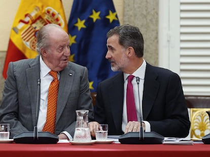 Don Juan Carlos y don Felipe, durante la reunión en Madrid del patronato de la Fundación Cotec, el 14 de mayo de 2019.