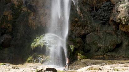 El Salto de la Novia, o cascada de Brazal, de unos 30 metros, en el río Palancia, a las afueras de Navajas (Castellón).
