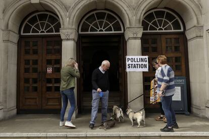 Ambiente electoral en la iglesia de St Columba, en Knightsbridge en Londres.