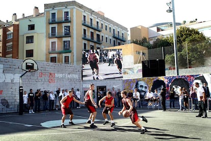 Ricky Rubio, Kobe Bryant,  Juan Carlos Navarro y Pau Gasol en la celebración del Shot Faster, en el Raval de Barcelona.